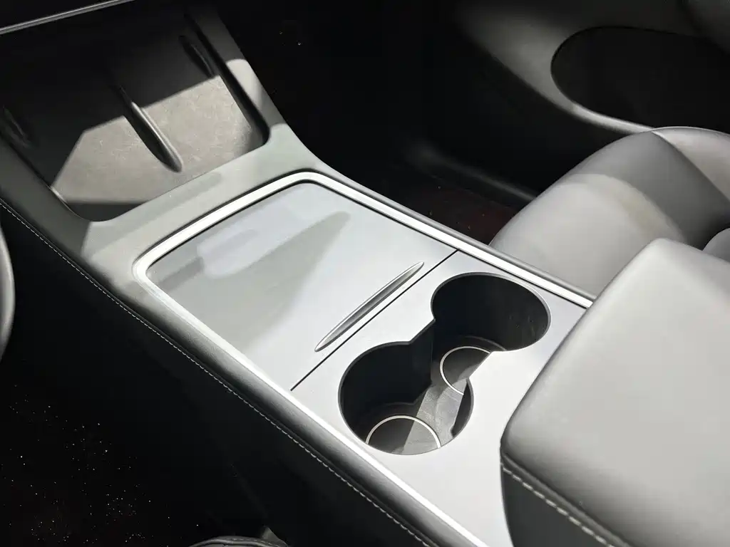 Tesla Model Y — фото 15