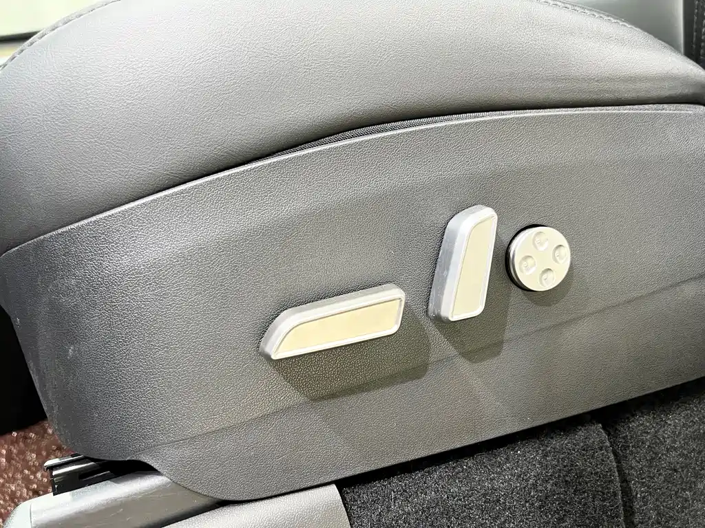 Tesla Model Y — фото 17