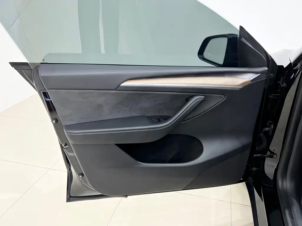 Tesla Model Y — фото 18