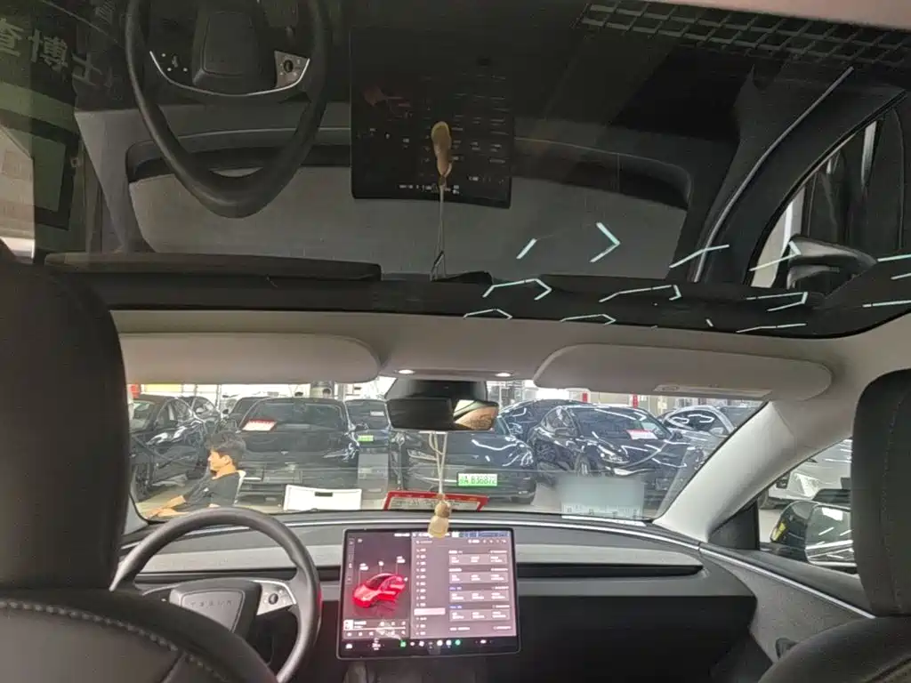 Tesla Model 3 — фото 18
