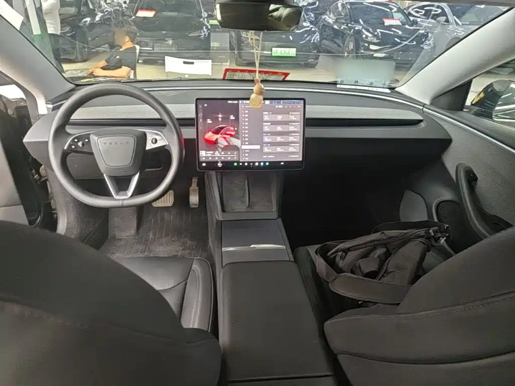 Tesla Model 3 — фото 10