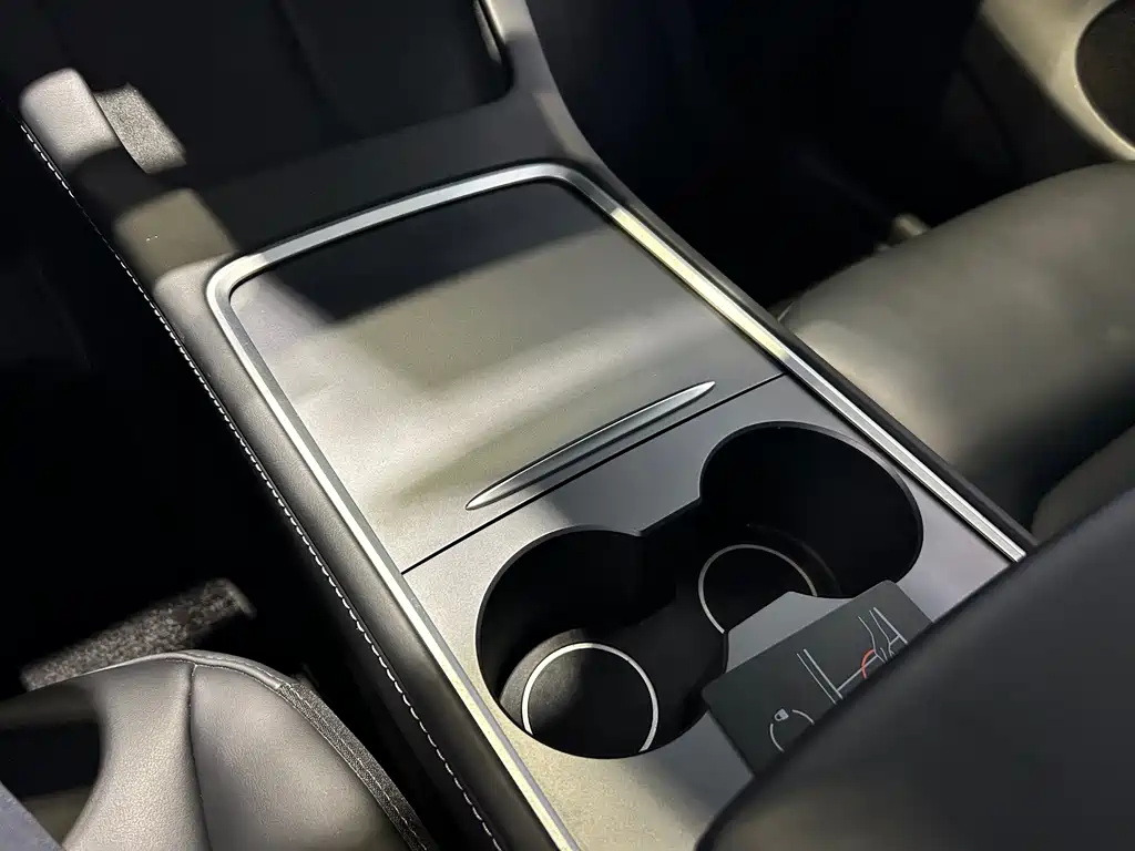 Tesla Model Y — фото 15