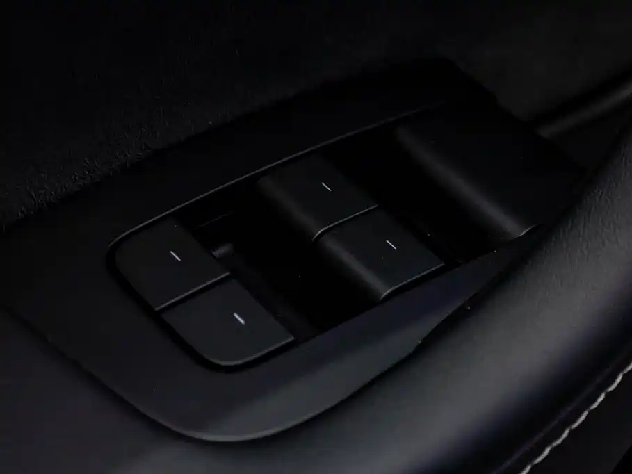 Tesla Model Y — фото 11