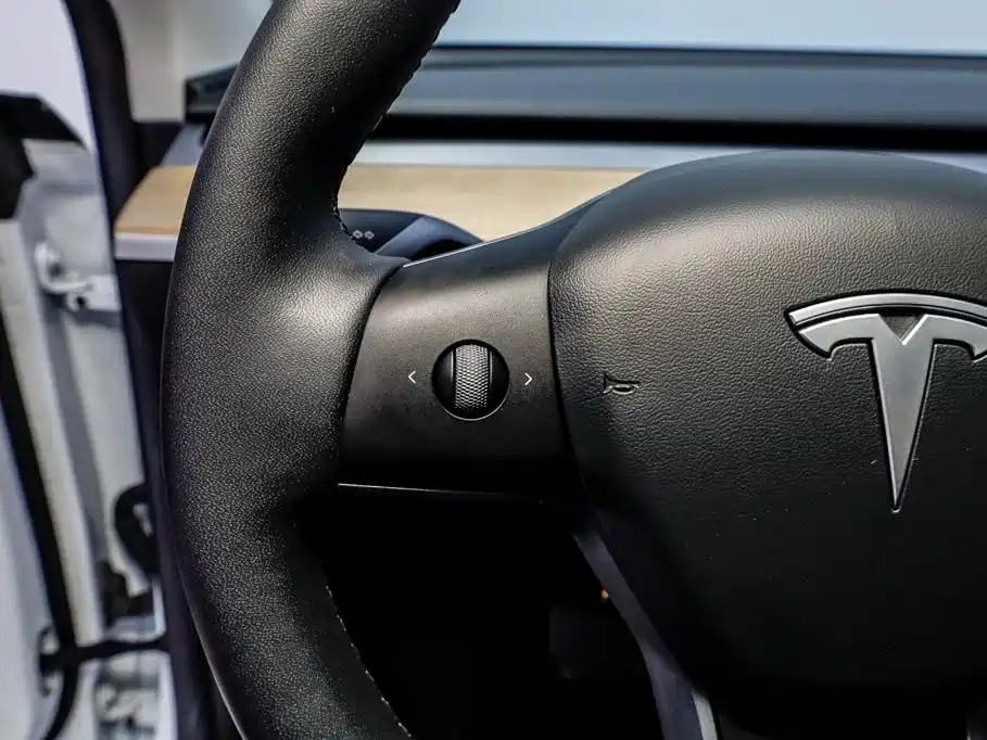 Tesla Model Y — фото 13