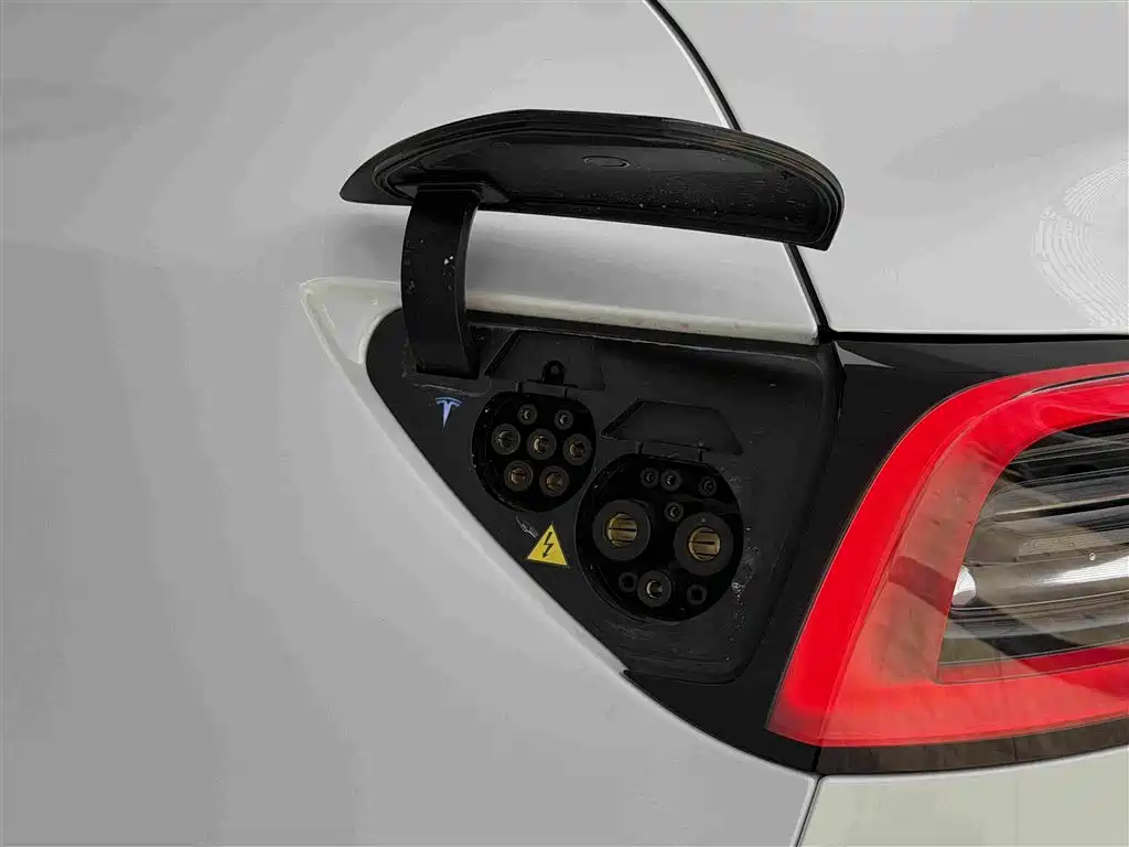 Tesla Model Y — фото 14