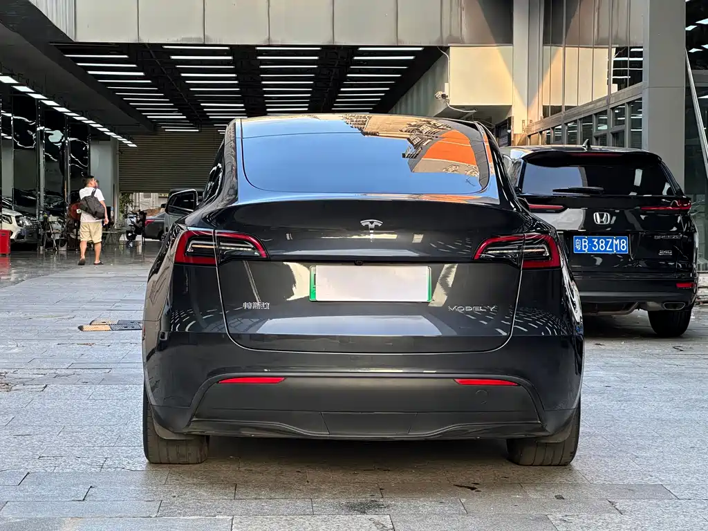 Tesla Model Y — фото 15