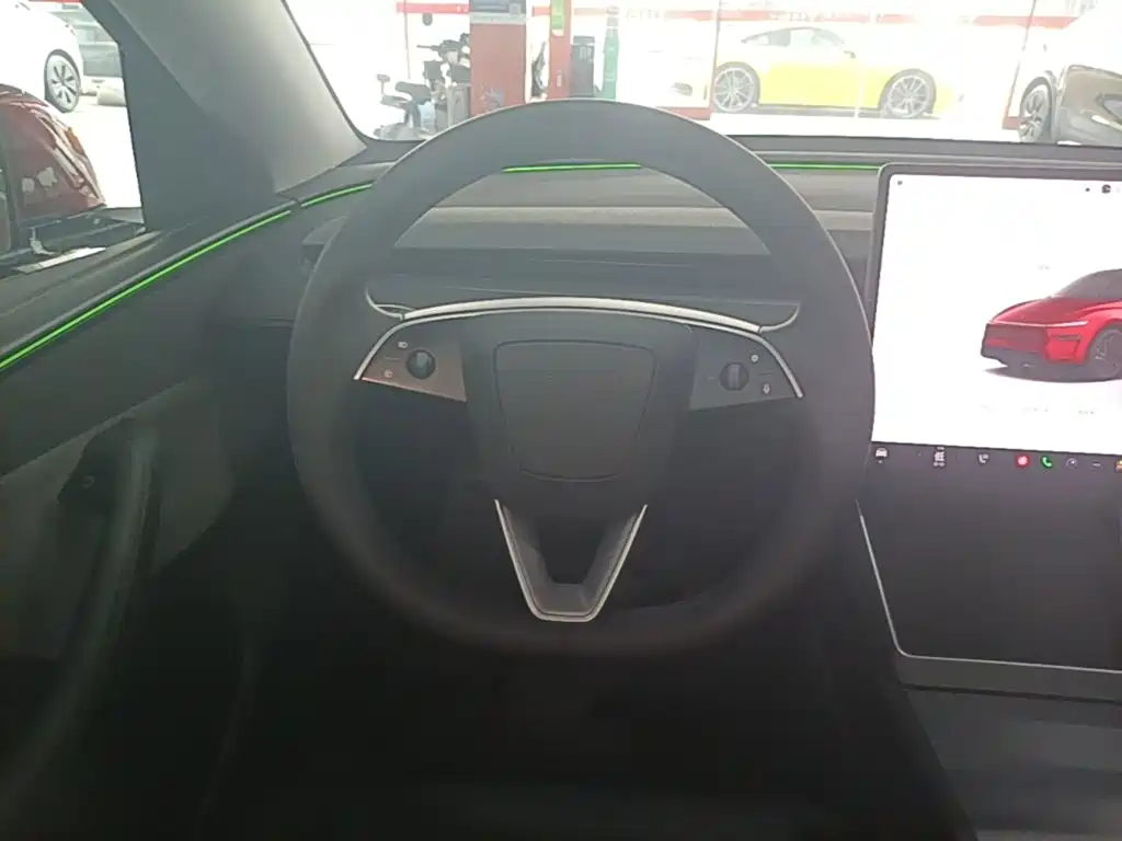 Tesla Model Y — фото 11