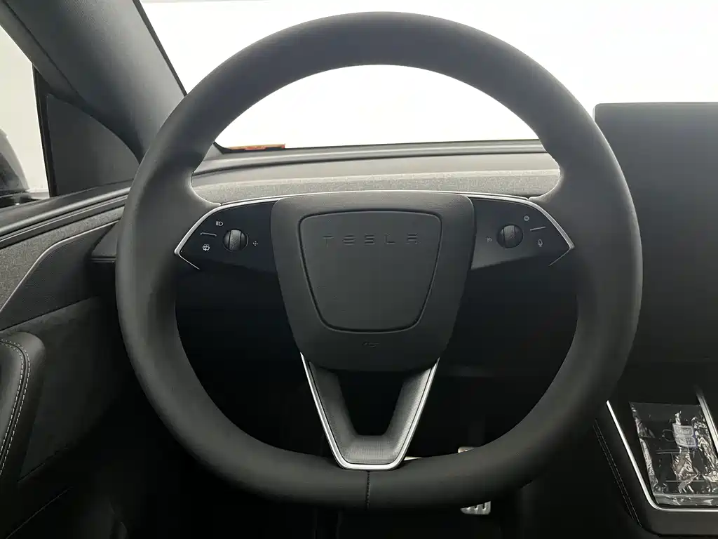 Tesla Model Y L — фото 14