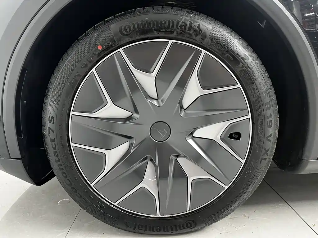 Tesla Model Y L — фото 7