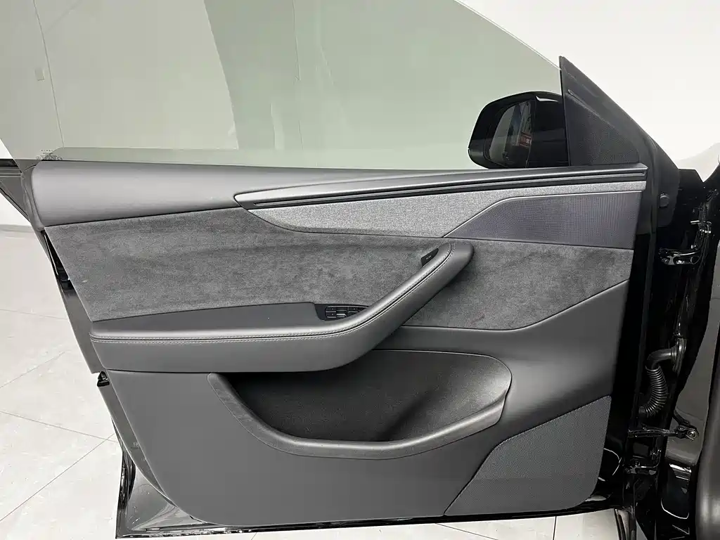 Tesla Model Y L — фото 10