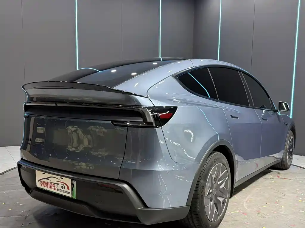 Tesla Model Y L — фото 6