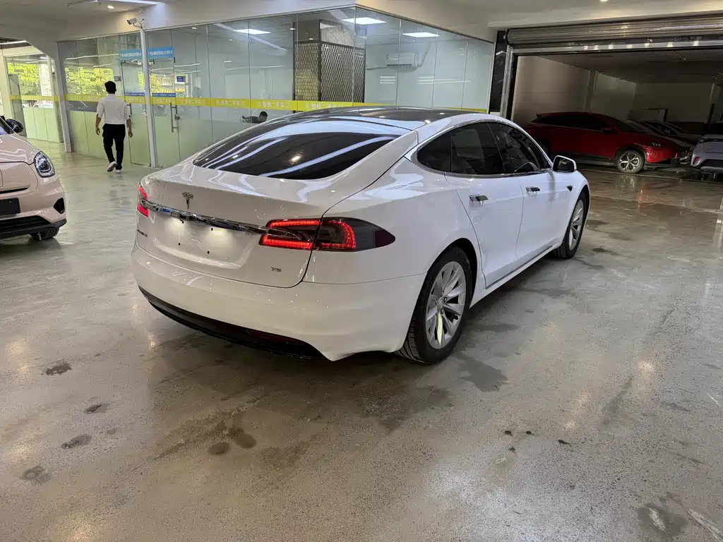 Tesla Model S — фото 5