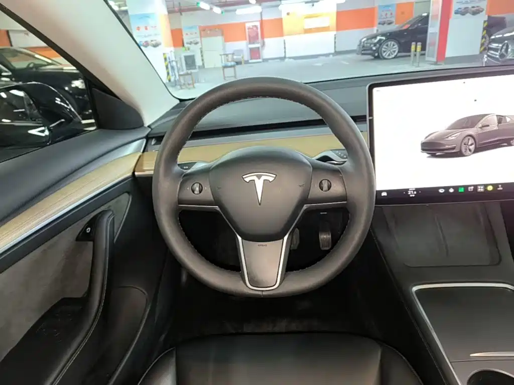 Tesla Model 3 — фото 11
