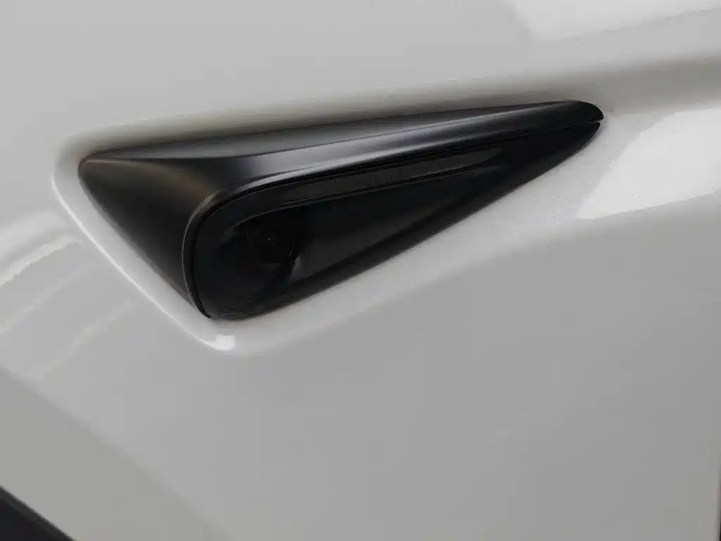 Tesla Model Y — фото 15