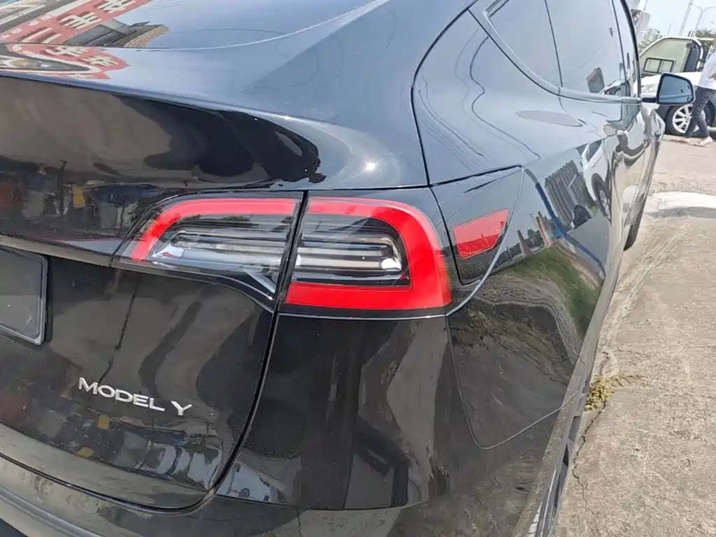 Tesla Model Y — фото 8