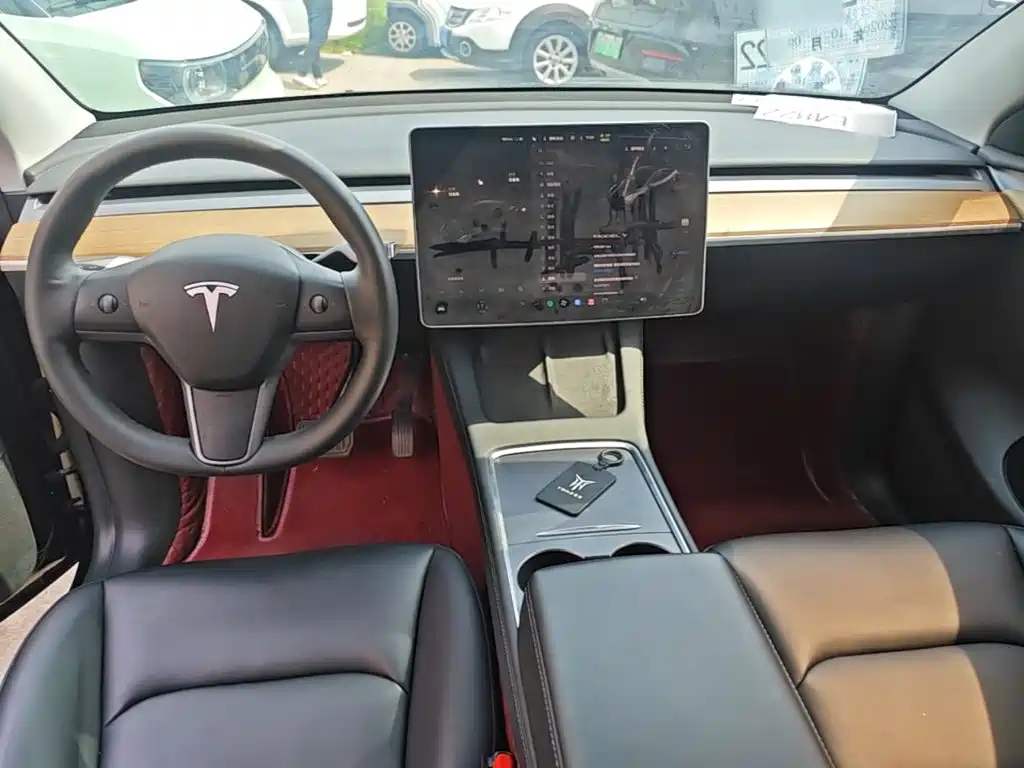 Tesla Model Y — фото 10