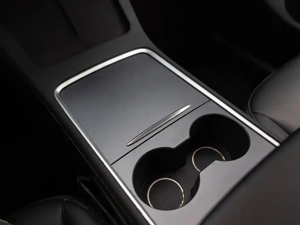 Tesla Model Y — фото 18