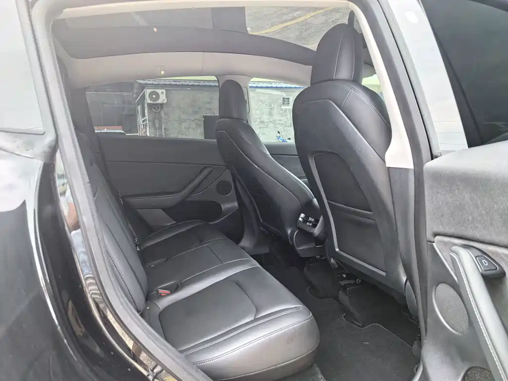Tesla Model Y — фото 16