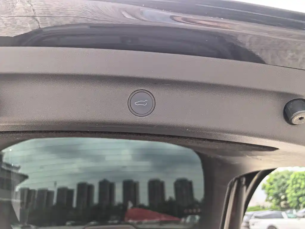 Tesla Model Y — фото 18