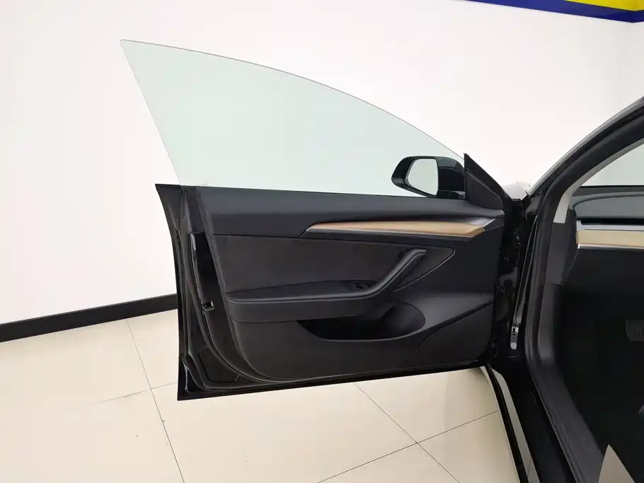 Tesla Model 3 — фото 7