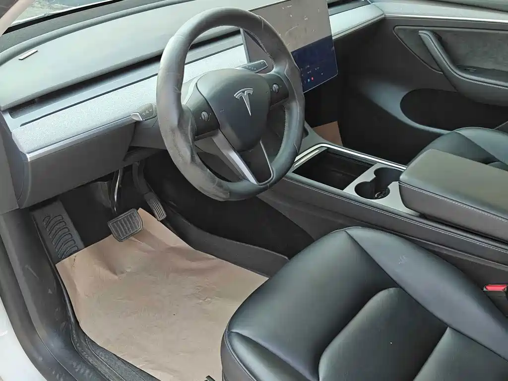 Tesla Model Y — фото 8