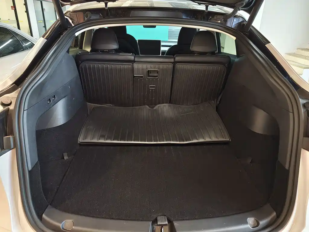 Tesla Model Y — фото 13