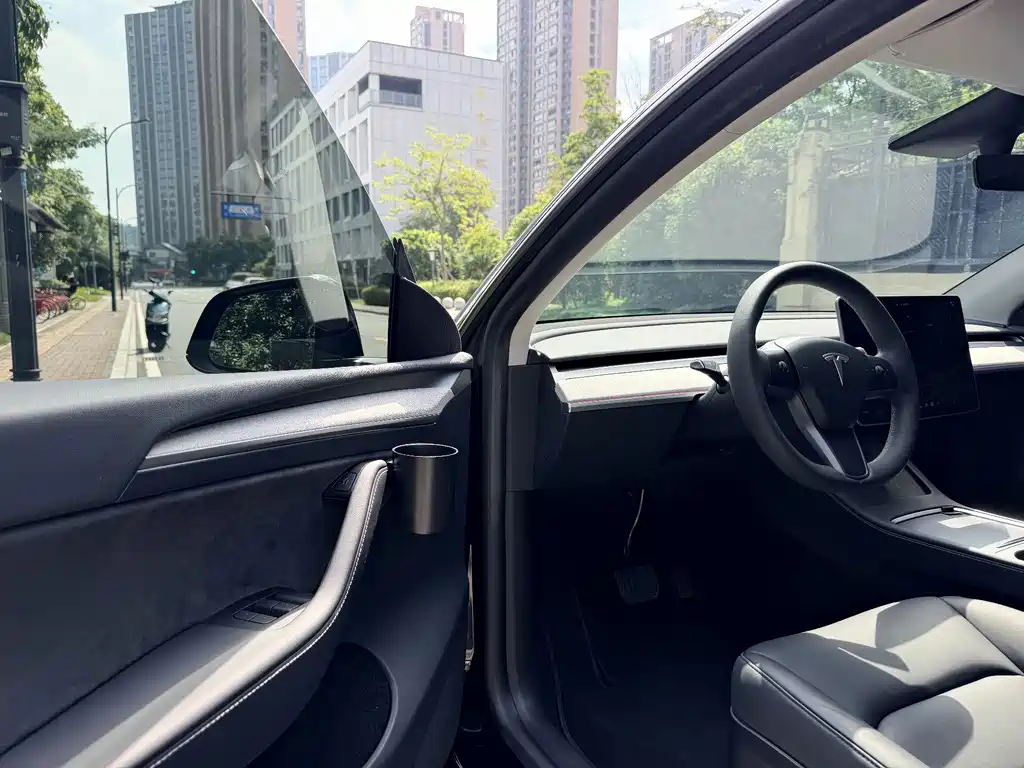Tesla Model Y — фото 7