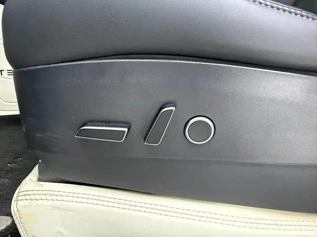 Tesla Model Y — фото 15