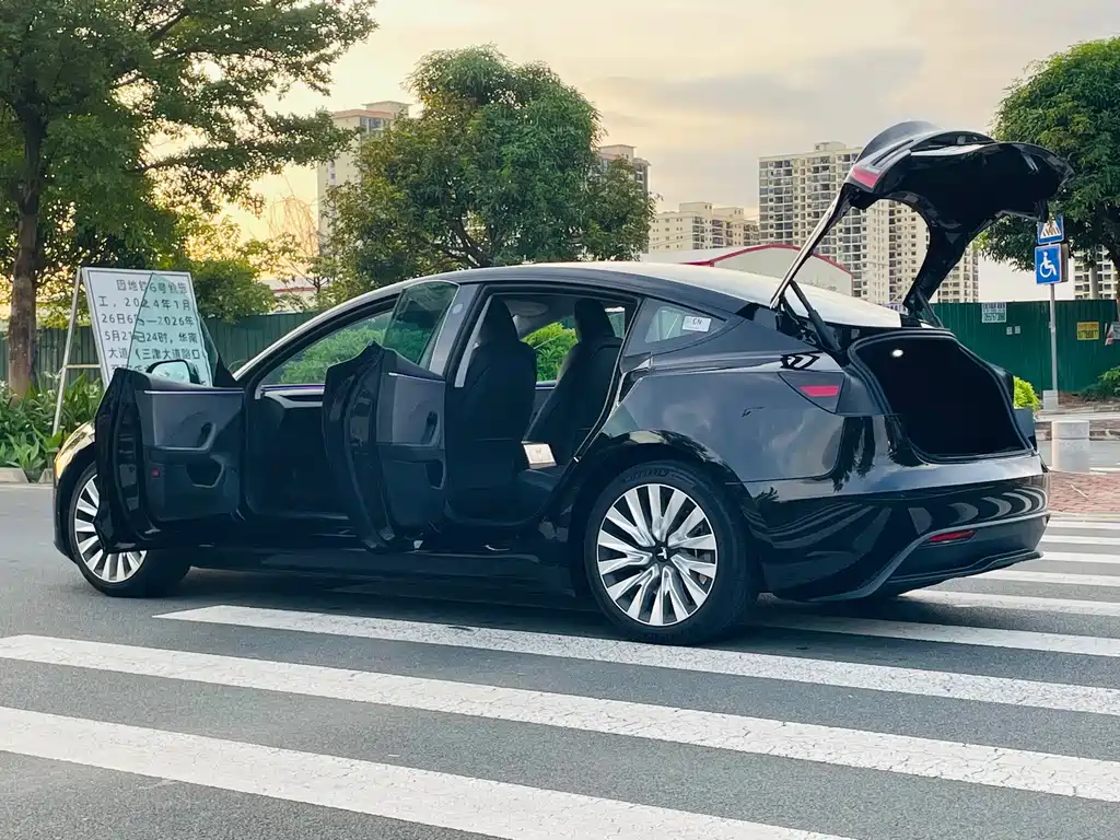 Tesla Model 3 — фото 11