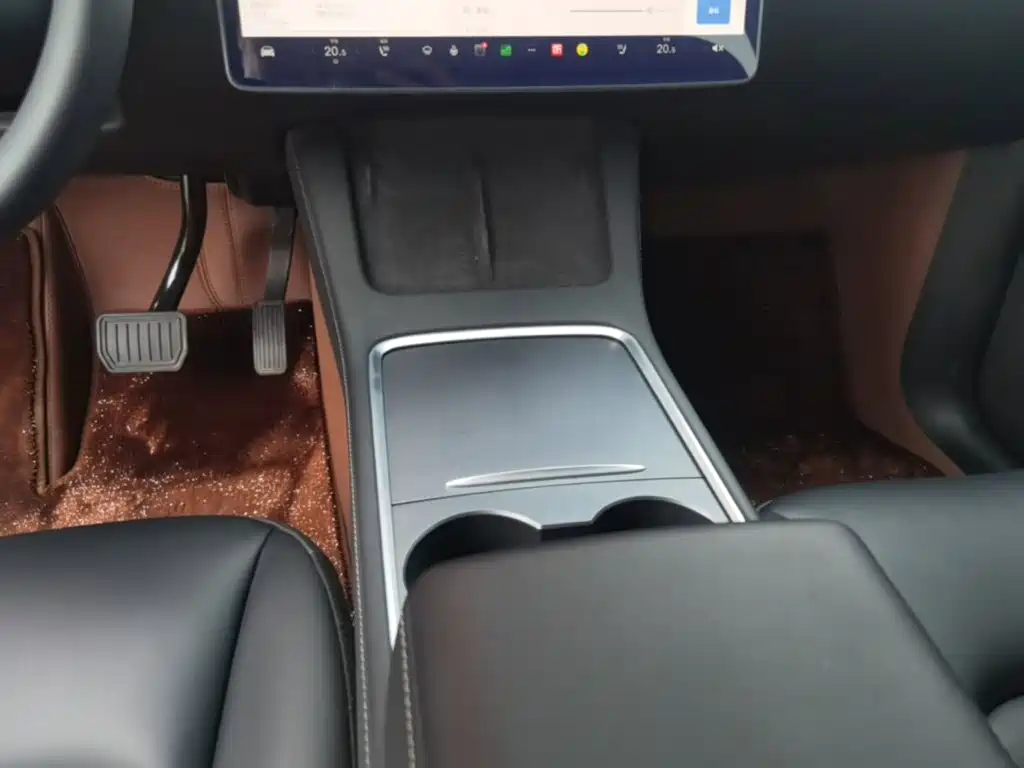 Tesla Model Y — фото 14
