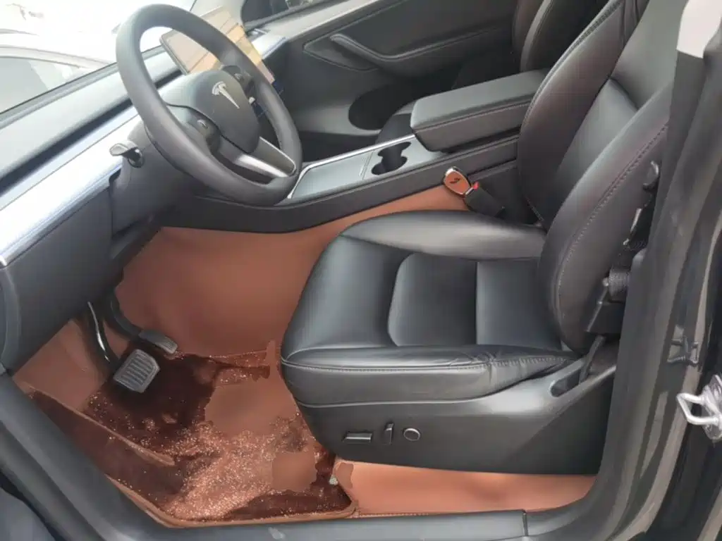 Tesla Model Y — фото 15