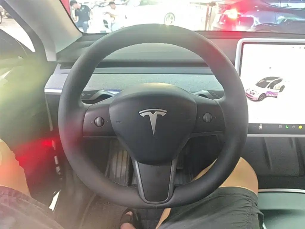 Tesla Model Y — фото 11