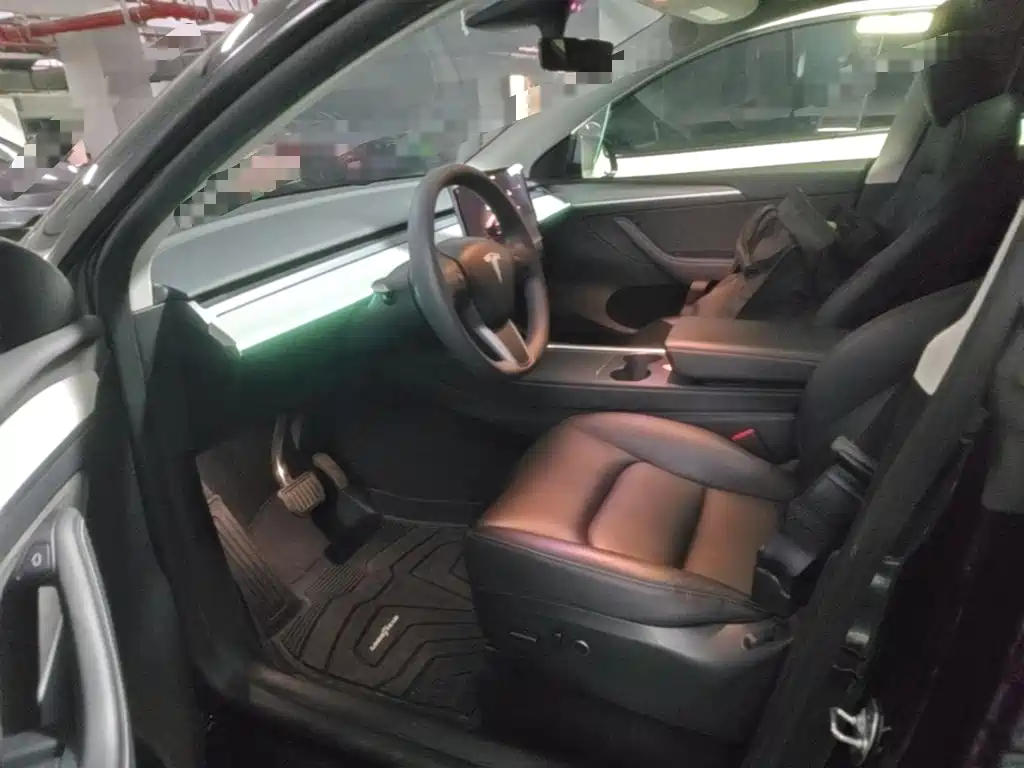 Tesla Model Y — фото 15