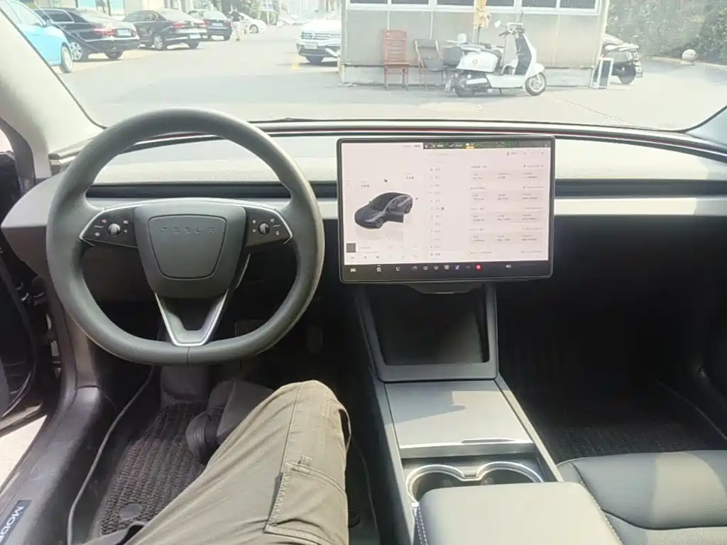 Tesla Model 3 — фото 10