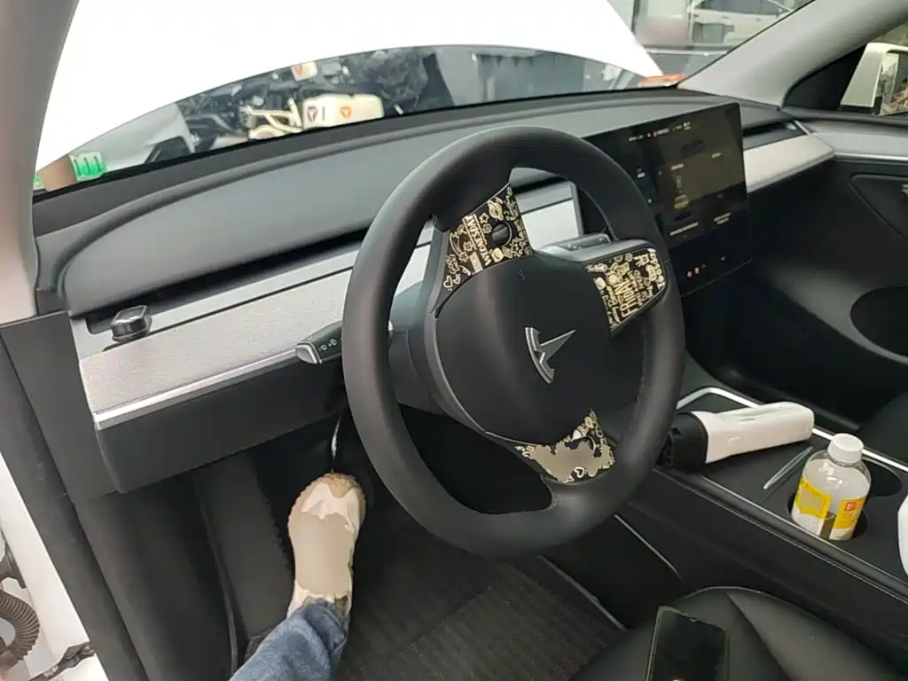 Tesla Model Y — фото 10