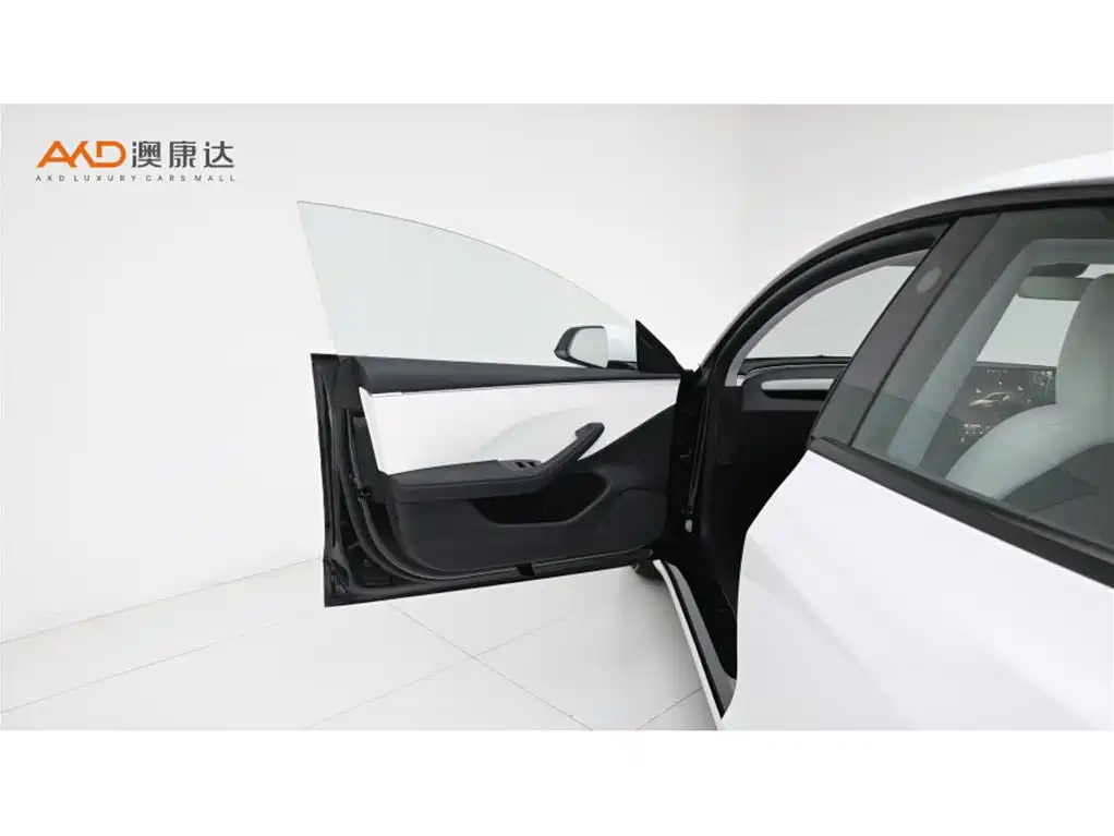 Tesla Model 3 — фото 10