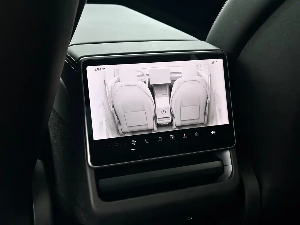Tesla Model Y — фото 14