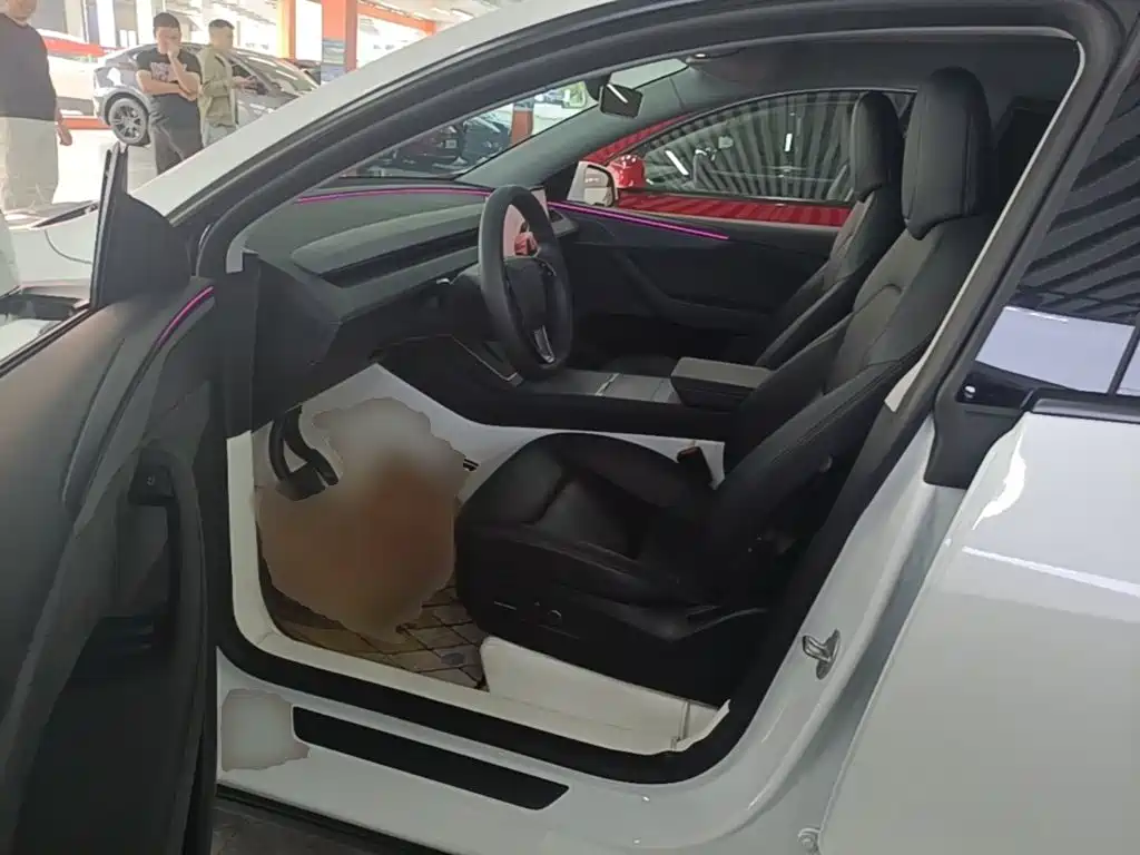 Tesla Model Y — фото 15