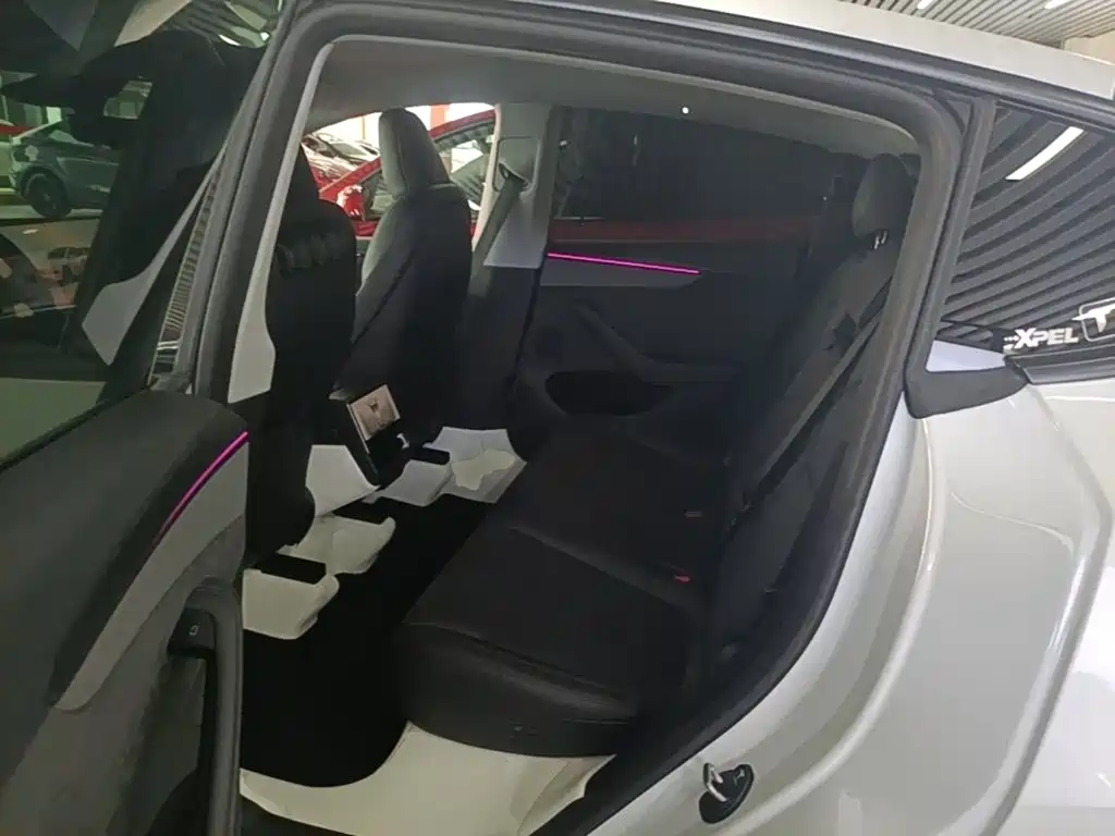 Tesla Model Y — фото 17