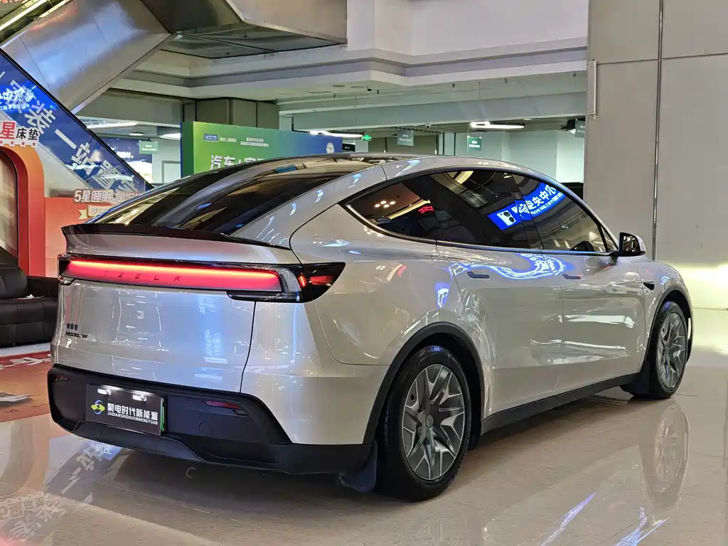 Tesla Model Y L — фото 6