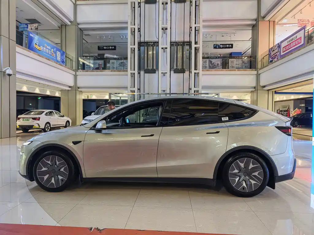 Tesla Model Y L — фото 7