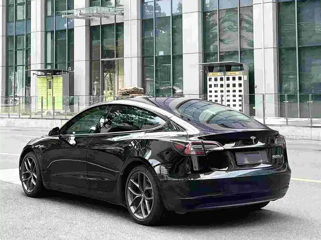 Tesla Model 3 — фото 3