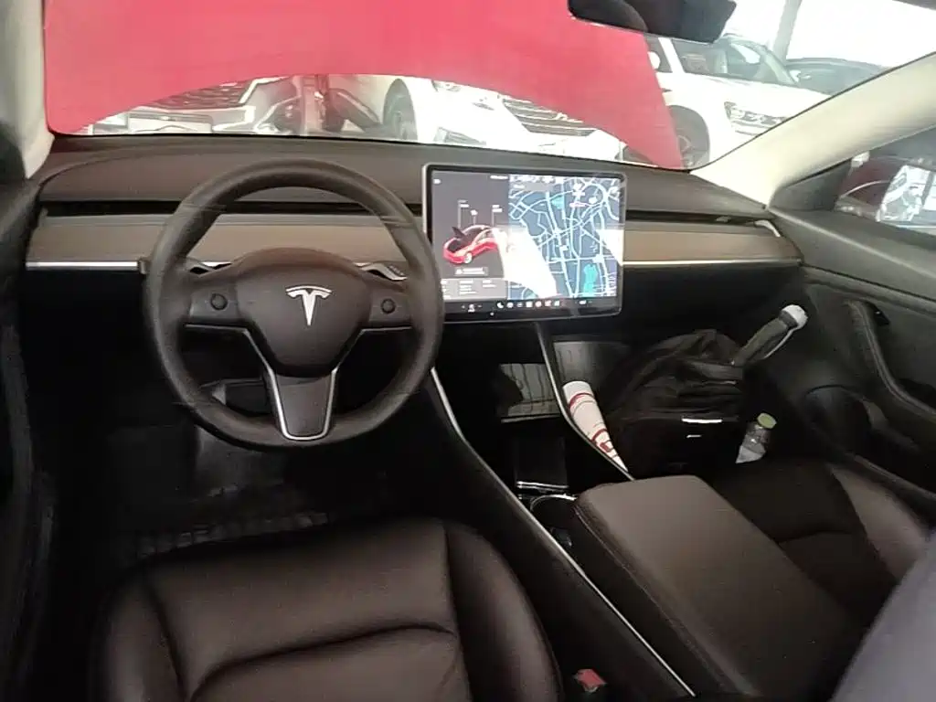 Tesla Model 3 — фото 10
