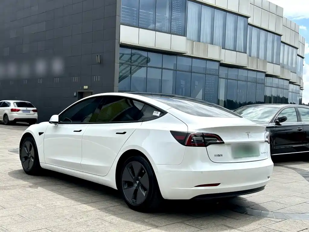 Tesla Model 3 — фото 7