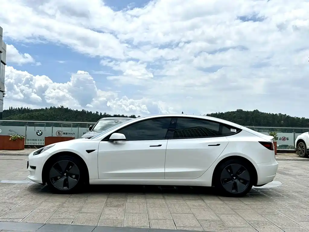 Tesla Model 3 — фото 10
