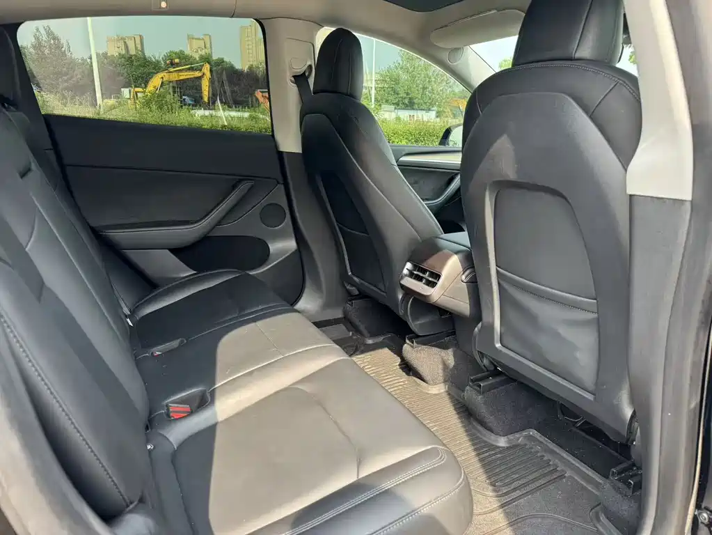 Tesla Model Y — фото 15