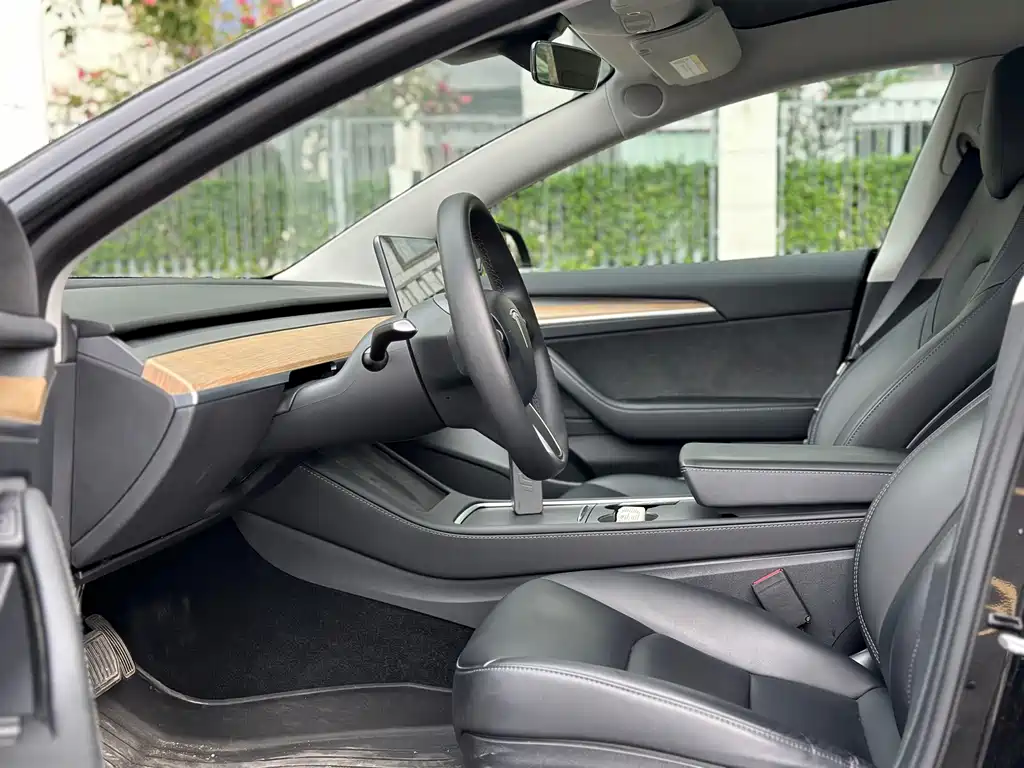 Tesla Model 3 — фото 9