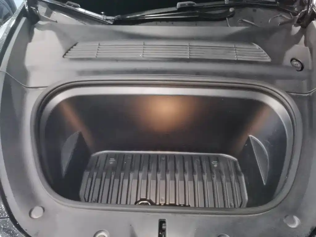 Tesla Model Y — фото 16