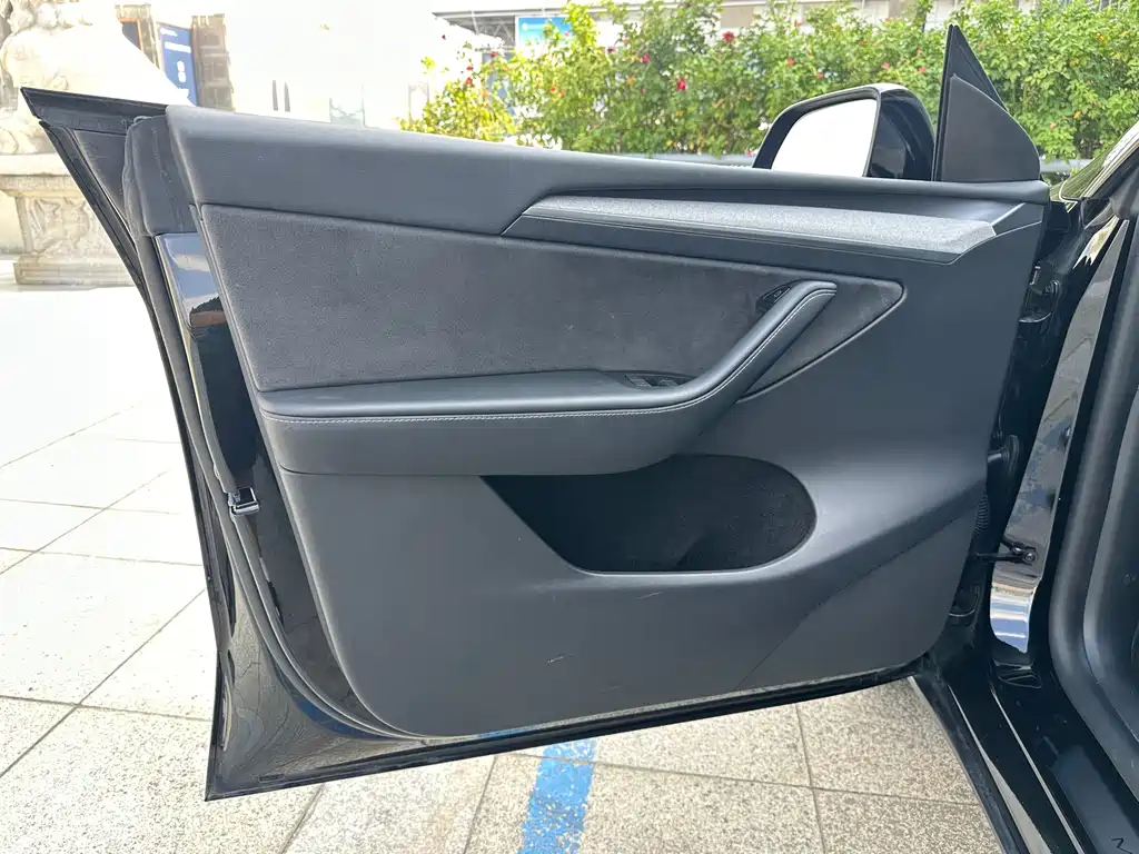 Tesla Model Y — фото 25