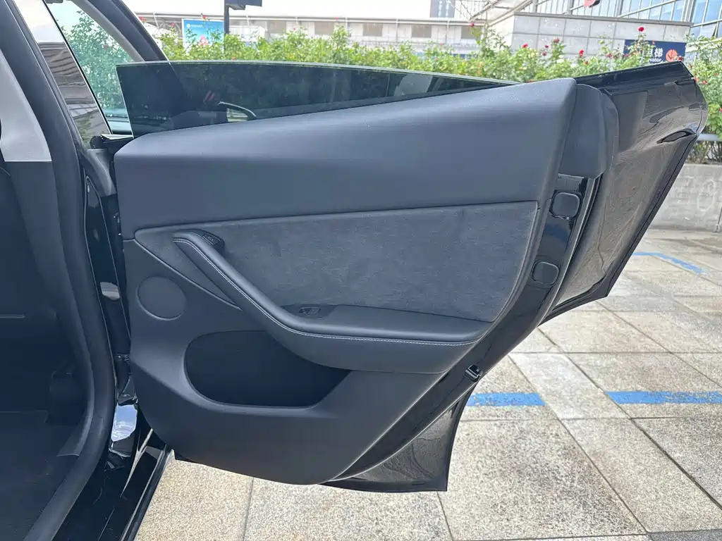 Tesla Model Y — фото 27